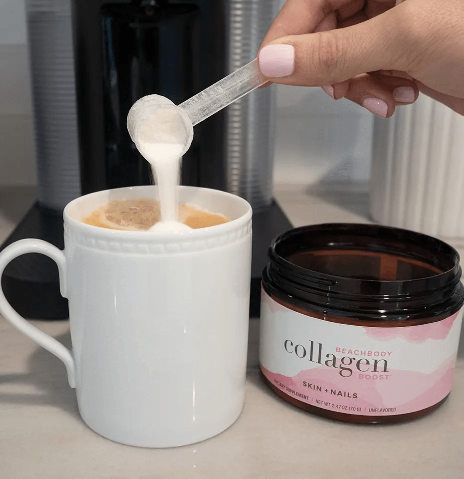 adding collagen to a cup of coffee